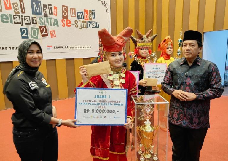 Wakil Ketua DPRD Sumbar Suwirpen Suib bersama para pemenang lomba lagu Mars Sumatera Barat yang diadakan JPS di Padang, Kamis (28/9). (Dok : Istimewa)