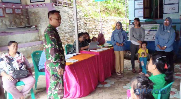 Serka Iwan Agus Purwanto berikan motivasi pada warga ketika melakukan kegiatan Posyandu di Rumah Data Kampung KB Bukit Karan. (Foto : Derizon)