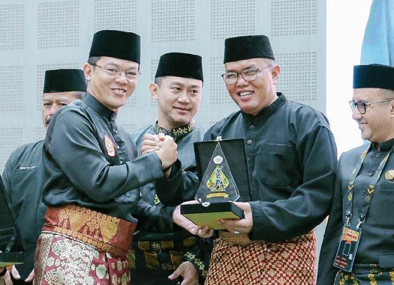 Ketua DPRD Sumbar, Supardi bersama Waketum) Pengurus Besar (PB) IPSI, Sugiono, usai membuka Kejurnas Pencak Silat 2023 di Edutorium UMS Solo, Jawa Tengah, Senin (11/9). (Dok : Istimewa)