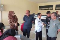 Ketua DPRD Sumbar Supardi saat berkunjung ke salah satu SMK di Kota Padang yang membuat kerajinan Batik Lumpo, Jumat (8/9). (Dok : Istimewa)
