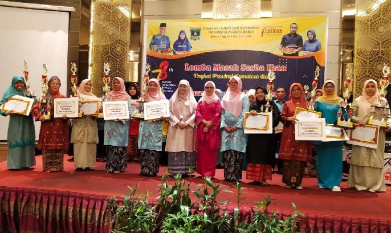 Ketua Forikan Sumbar Harneli Bahar dan Kepala DKP Sumbar Dr Ir Reti Wafda MTp bersama pemenang Lomba Masak Serba Ikan di Hotel Axana, Selasa (26/9). (Dok : Istimewa)