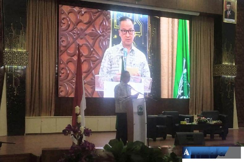 Menteri Perindustrian, Agus Gumiwang Kartasasmita saat menjadi keynote speech Kuliah Umum di Convention Hall Universitas Andalas, Senin (4/9). (Foto : Fajril)