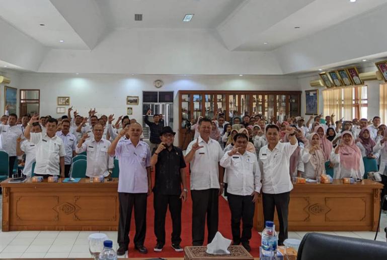 Wakil Ketua KI Sumbar, Arief Yumardi, dan Indra Sukma (Kabid IKP Diskominfotik Sumbar) menghadiri rakor PPID se Kabupaten Tanahdatar, Rabu (6/9). (Dok : Istimewa)