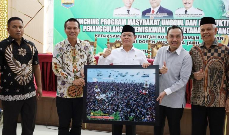 Wako Genius Umar bersama Utusan Khusus Presiden RI Bidang Kerja Sama Pengentasan Kemiskinan dan Ketahanan Pangan, Muhamad Mardiono, Minggu (10/9). (Dok : Istimewa)