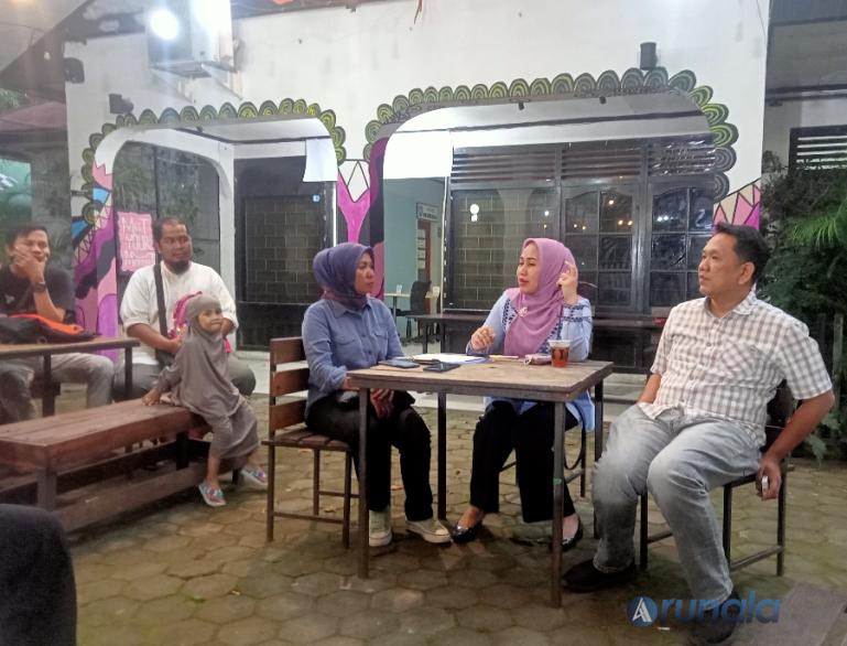 Ketua panitia WIES 2023, Sari Lenggogeni dan Yulfiadi bersama para wartawan di Padang, Senin sore (11/9). (Foto : Arzil)