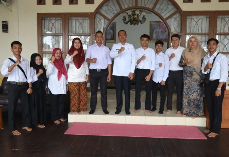Wali Kota Pariaman, Genius Umar bersama tujuh pemuda kota ini untuk ikuti pelatihan di BBPVP Medan Rabu (20/9). (Dok : Istimewa)