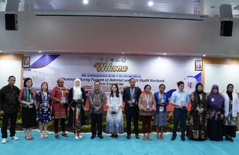 Dirut RSUP M Djamil Dr dr H Dovy Djanas SpOG KFM MARS dan direksi lainnya bersama perwakilan delegasi 9 negara peserta Knowledge Sharing Program di Auditorium RSUP M Djamil, Senin (11/9). (Dok : Istimewa)