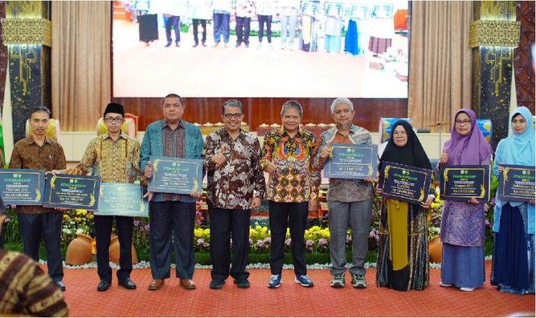 Rektor Unand Prof Dr Yuliandri SH MH dan Wakil Rektor IV Dr Hefrizal Handra MSocSc bersama Ketua Prodi Peraih Penghargaan saat Dies Natalis ke-67, di Convention Hall Unand, Rabu (13/9). (Dok : Istimewa)