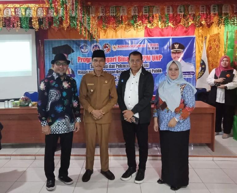 Rektor UNP, Prof Ganefri Ph.D bersama Bupati Syafarudin serta Komisioner KI Sumbar Arif Yumardi dan Tanti Endang Lestari saat peluncuran aplikasi informatif di Nagari VII Koto Talago, Kecamatan Guguk, Kabupaten Limapuluh Kota, Selasa (12/9). (Dok : Istime