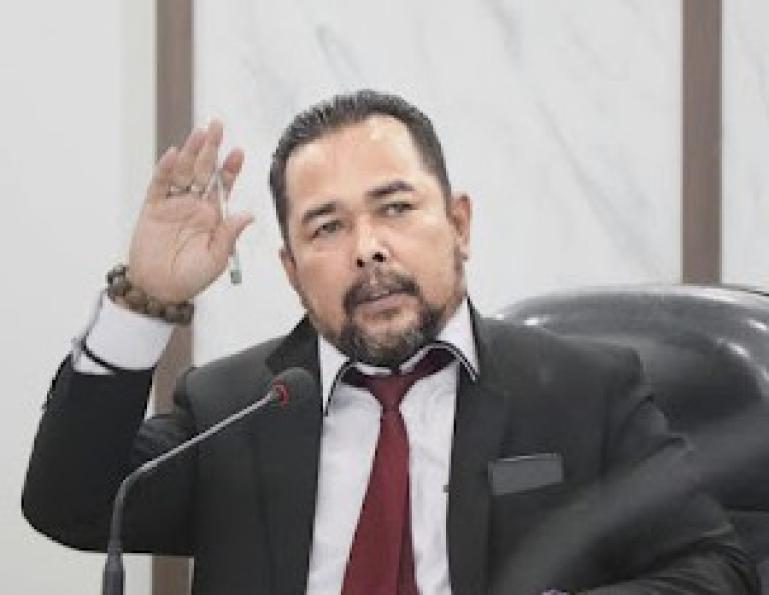 Adrian Tuswandi saat masih bersidang sebagai komisioner KI, dan terhitung Selasa (12/9) dirinya menyatakan mundur sebagai komisioner KI Sumbar. (Dok : Istimewa)
