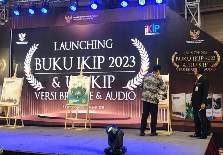Terlihat Ketua KI Sumbar Nofal Wiska didapuk tandatangani Buku IKIP 2033 yang diadakan KI Pusat, di Jakarta, Kamis (14/9). (Dok : Istimewa).