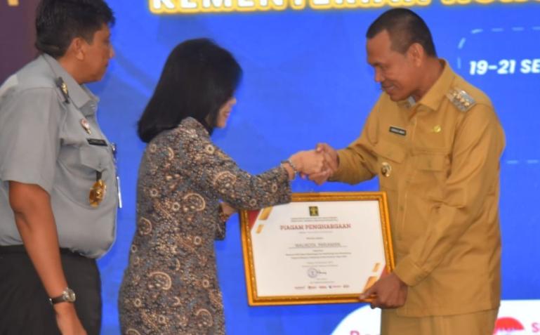 Wako Genius Umar saat menerima penghargaan dari Dirjen KI Kemenkum HAM RI, melalui Kantor Wilayah (Kanwil) Kemenkum HAM Sumbar, di gedung Youth Center Bagindo Aziz Chan, Alang Laweh, Kota Padang, Selasa (19/9). (Dok : Istimewa)