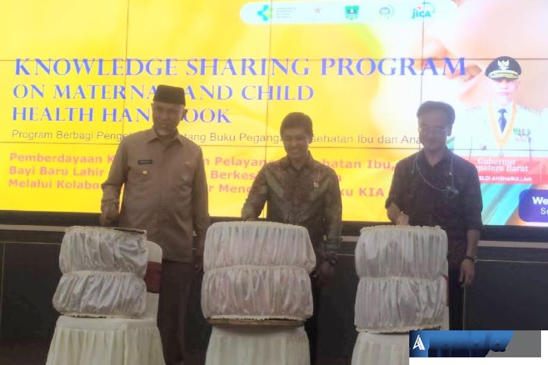 Wamenkes RI Prof Dr Dante Saksono Harbuwono SpPD KEMD PhD bersama Gubernur Sumbar Mahyeldi Ansharullah dan Kepala JICA Perwakilan Indonesia Mr Yasui Takehiro menabuh gendang saat pembukaan Knowledge Sharing Program On Maternal And Child Health Handbook di