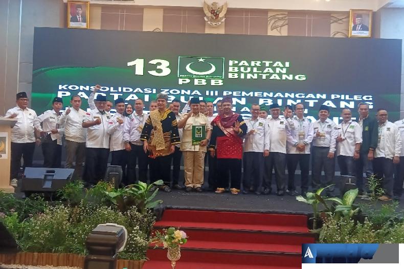 Prabowo Subianto bersama Yusril Ihza Mahendra dan para kader Partai PBB seusai pembacaan deklarasi dukungan kepada Capres Prabowo Subianto di Padang, Sabtu (9/9). (Foto : Arzil)