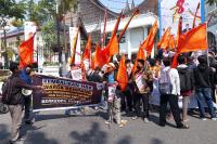 Gelar Aksi Damai di DPRD Sumbar: Massa Gerakkan Mahasiswa Pembebasan Bela Masyarakat Rempang