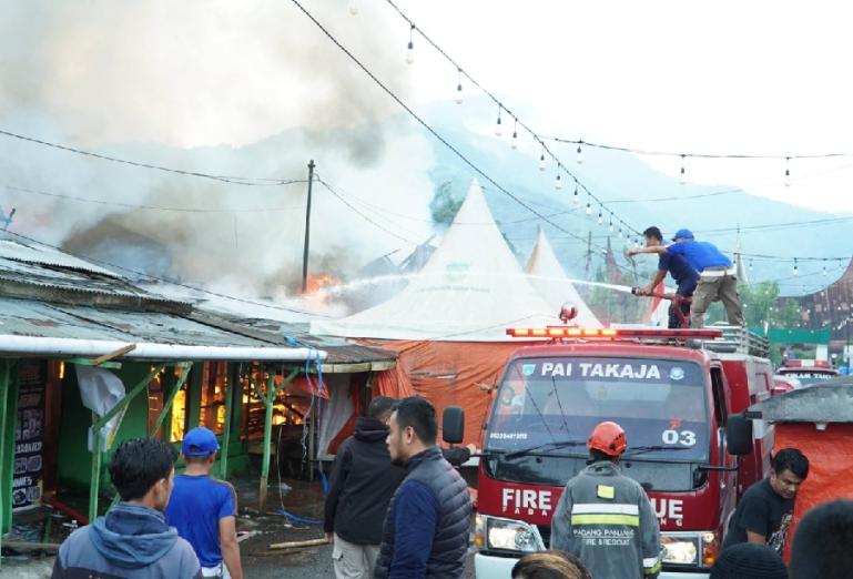 Terlihat petugas Damkar berupaya memadamkan api yang membakar sejumlah rumah semi permanen di kawasan Pasar Kuliner di Jalan Mr Assad, Kelurahan Balai-Balai, Kota Padangpanjang, Jumat pagi (27/10). (Dok : Istimewa)