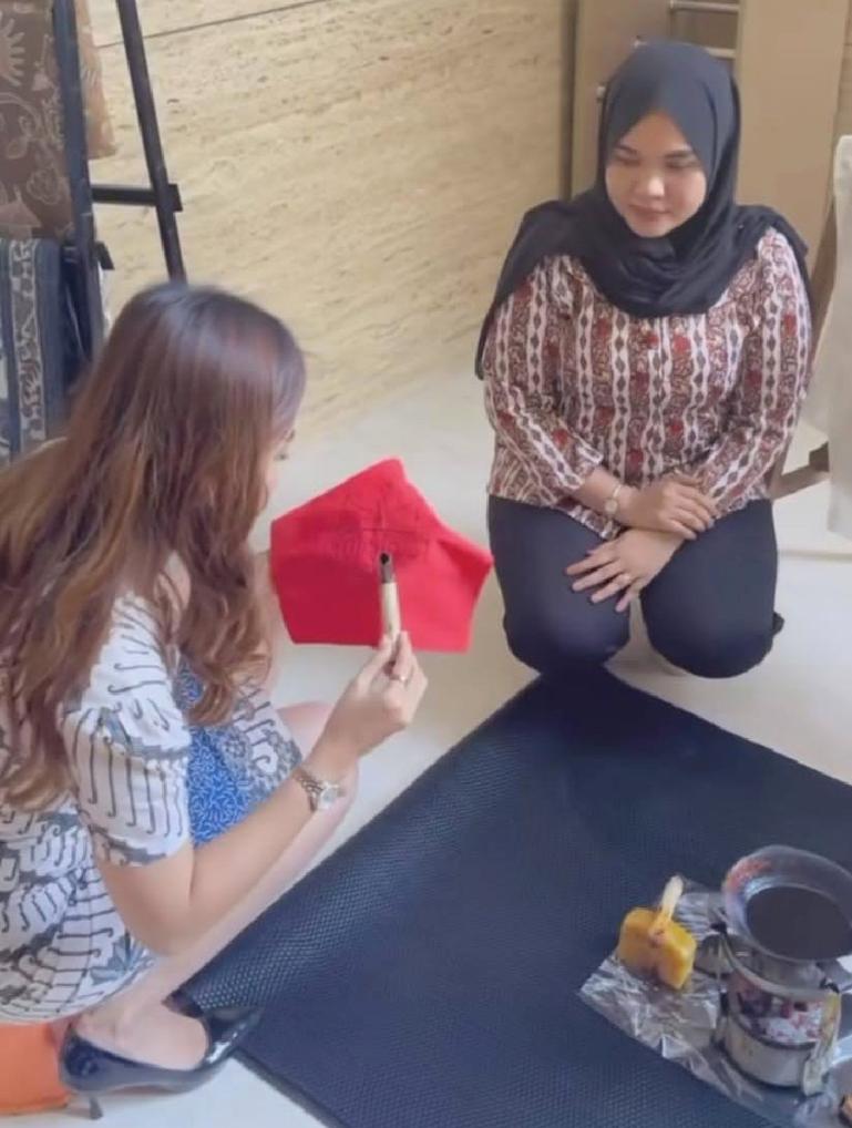 Tamu Mercure Padang melukis batik saat KarnavALL Batik Nusantara, Selasa (10) sore. (Dok : Istimewa)