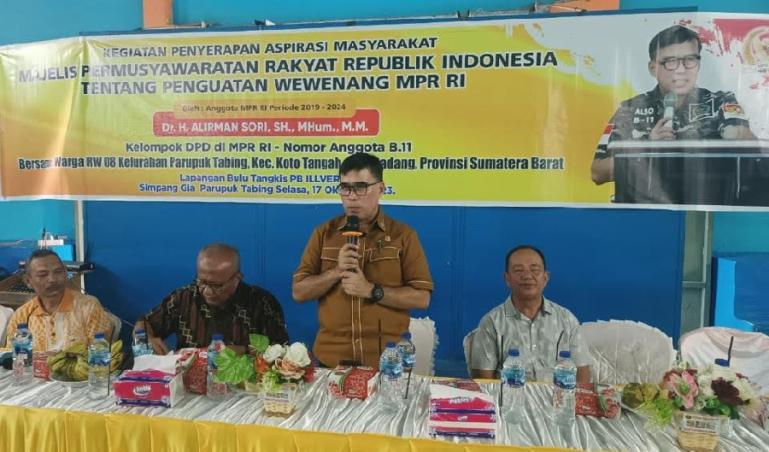 Anggota MPR dari unsur (DPD) RI, Alirman Sori berikan paparan terkait keberadaan lembaga MPR saat ini di Padang, Selasa (17/10) lalu. (Dok : Istimewa)