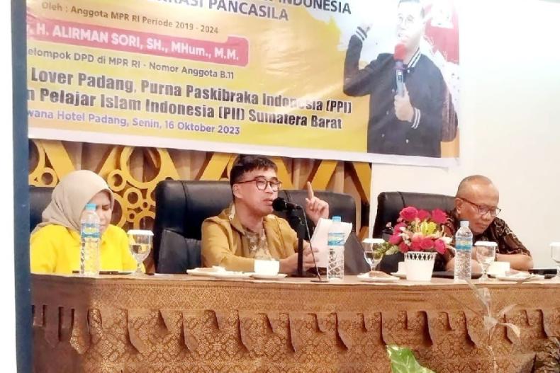 Anggota MPR RI/DPD RI, Alirman Sori berikan paparan menyangkut sistem demokrasi Indonesia kepada peserta dalam kegiatan penyerapan aspirasi masyarakat MPR RI, di Padang belum lama ini. (Dok: Istimewa)