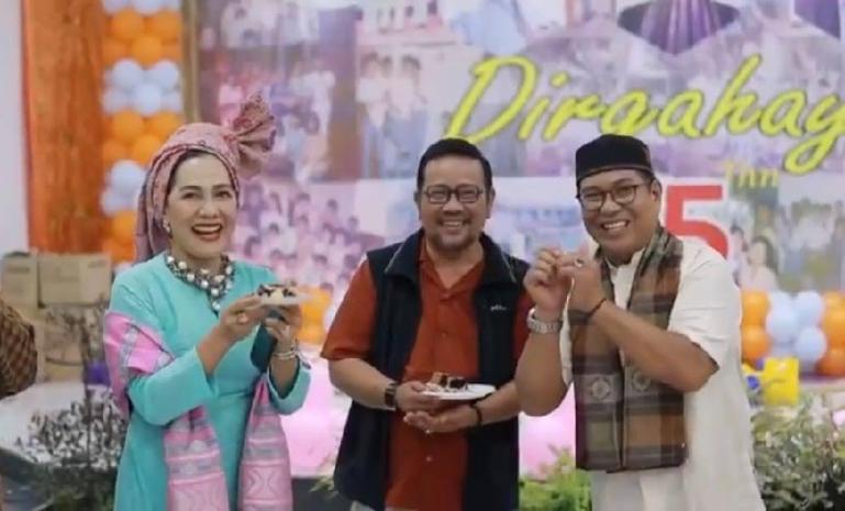 Penasehat Densuo 88, Karnalis Kamaruddin bersama para alumni saat acara reunian sekolah mereka di Kota Payakumbuh, Minggu (15/10). (Dok : Istimewa)