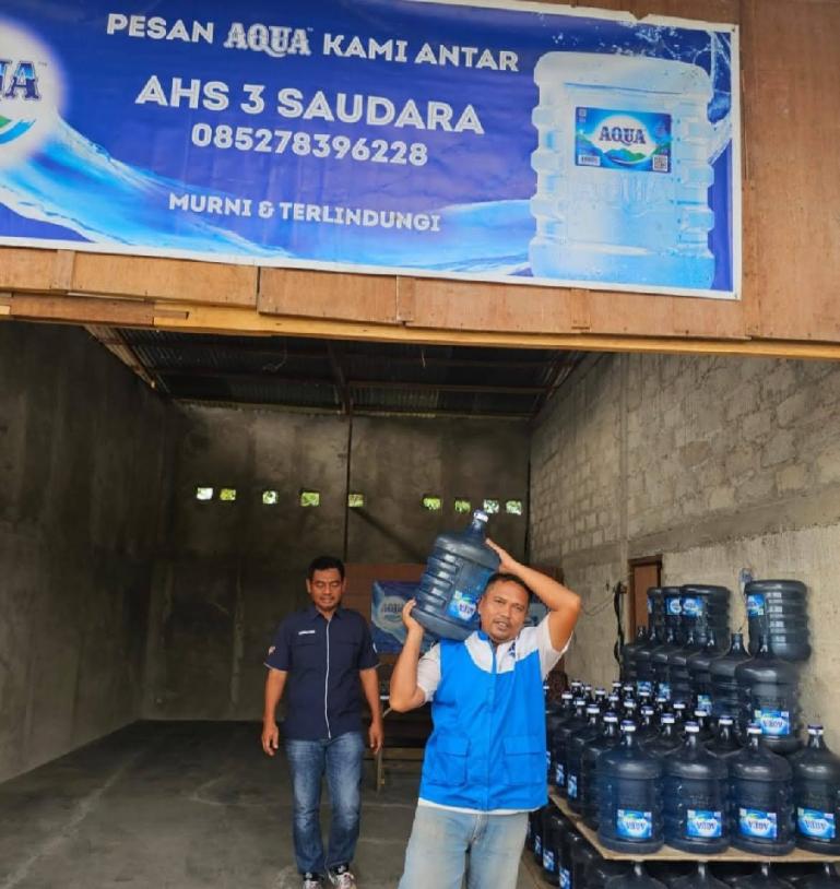 Rahmad Duha (kanan) siap mengantar AQUA dari kedainya yang sederhana di Lubukbegalung. (Dok : Istimewa)