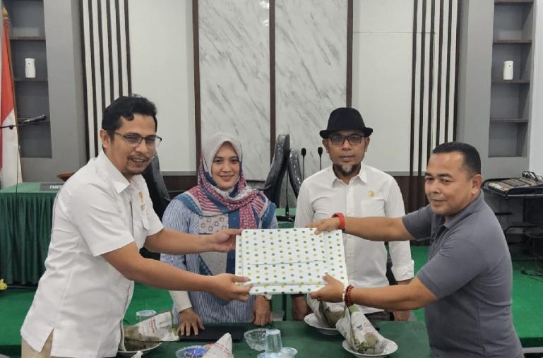 Acara lepas Komisioner Komisi Informasi (KI) Sumbar dua periode, Adrian Tuswandi, oleh para komisioner KI, Senin (2/10). (Dok : Istimewa)