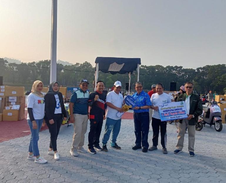 Direktur Kepatuhan Bank Nagari Restu Wirawan didampingi Direktur Kredit dan Syariah Gusti Candra menyerahkan satu unit mobil patroli kepada Rektor Unand Prof Dr Yuliandri SH MH saat Gerak Jalan Santai Unand, Sabtu (14/10). (Dok : Istimewa)