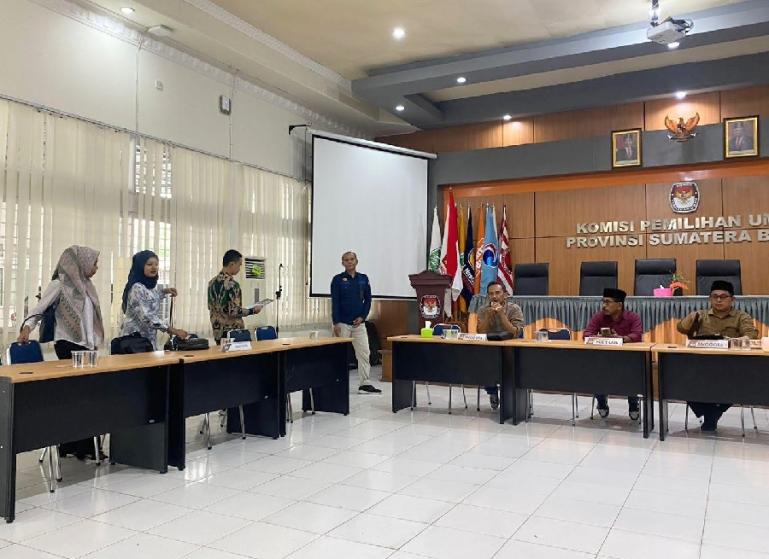KPU Sumbar sedang menerima parpol yang lakukan perbaikan atau koreksian bacalegnya sebelum ditetapkan dalam DCT, Selasa (3/10). (Dok : Istimewa)