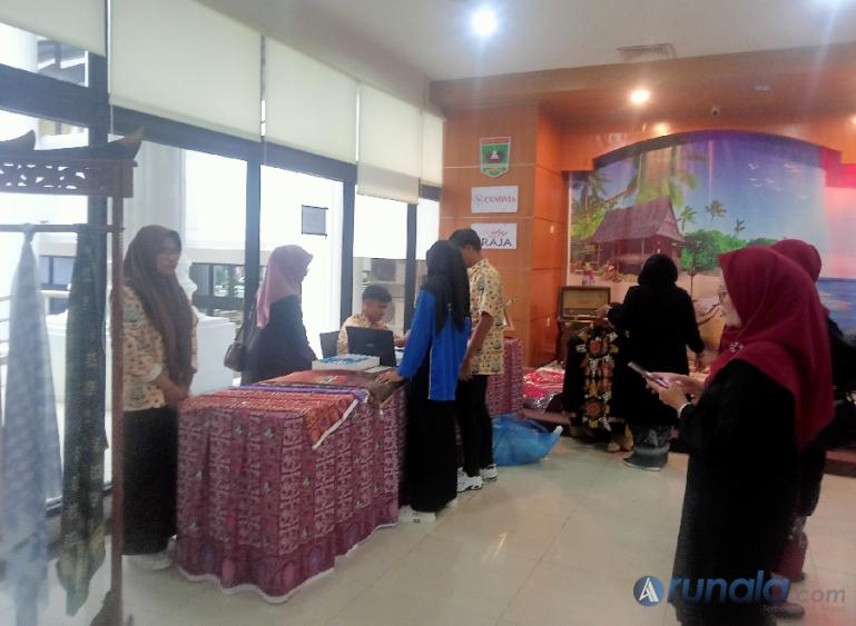 Suasana stand Batik Loempo yang ada di DPRD Sumbar, Minggu (1/10). (Foto : Arzil)