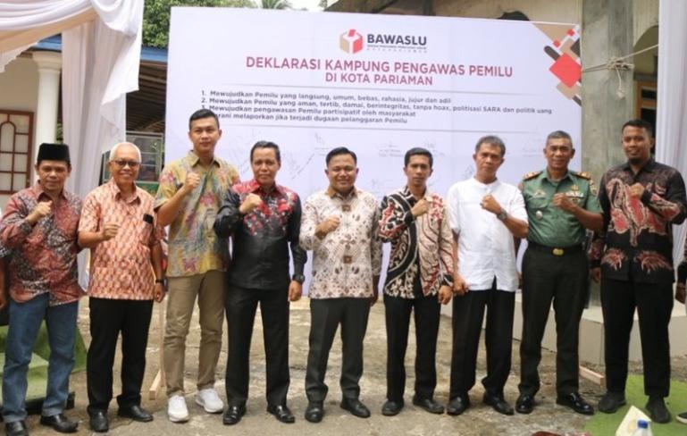 Anggota Bawaslu Sumbar, Khadafi resmikan Kampung Pengawasan Pemilu Partisipatif Kota Pariaman di Desa Pungguang Ladiang, Kecamatan Pariaman Selatan, Kamis (5/10). (Dok : Istimewa)