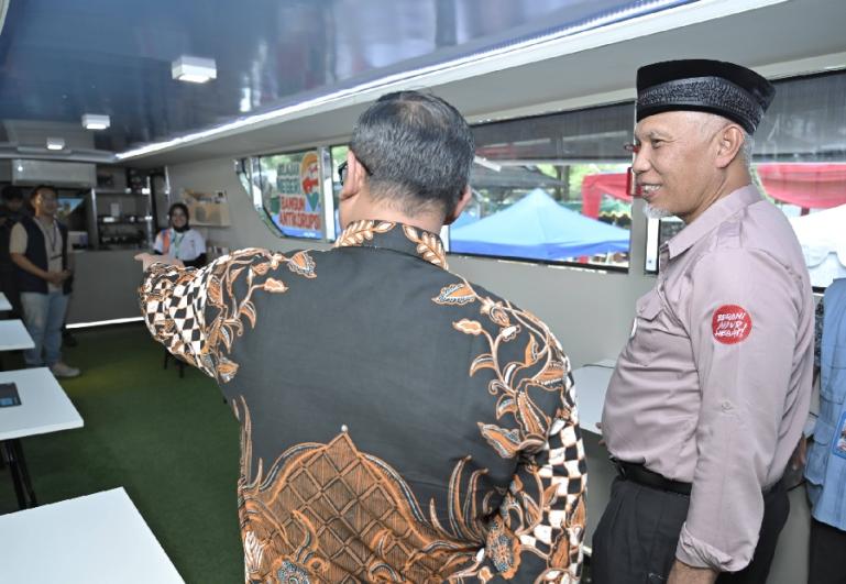Deputi Pendidikan dan Peran Serta Masyarakat KPK, Dr Wawan Wardiana bersama Gubernur Sumbar Mahyeldi saat lakukan kegiatan roadshow bus KPK di Pemprov Sumbar, Kamis kemarin (12/10). (Dok : Istimewa)