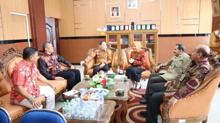 Pj Wali Kota Pariaman, Roberia didampingi Asisten I Yaminurizal saat silaturahmi kepada Ketua PN Pariaman, Dedi Kuswara, SH., MH, Kamis (26/10). (Dok : Istimewa)