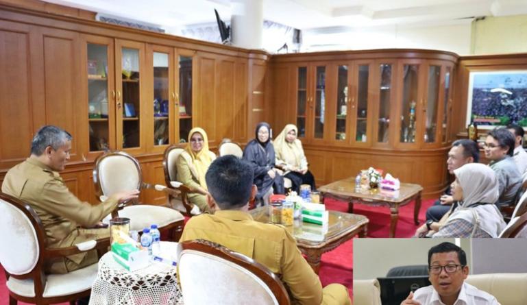 Pj Wali Kota Pariaman, Roberia, bersama jajarannya rapat bersama tim dari Protokol Kementerian Pertanian RI, Wahyu dan Adit, di ruang kerja Wako Pariaman, Balaikota, Selasa (24/10). (Dok : Istimewa)