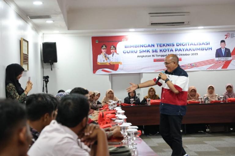 Ketua DPRD Sumbar, Supardi saat beri motivasi pada guru-guru SMK se Kota Payakumbuh di salah satu hotel di Kota Bukittinggi. (Dok : Istimewa)