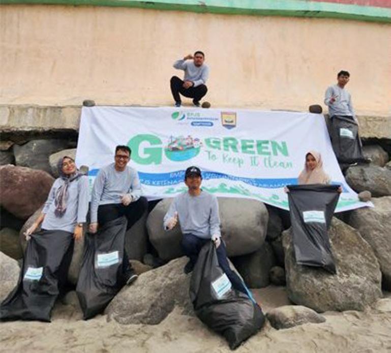 Karyawan BPJS Ketenagakerjaan Bersihkan Pantai Gandoriah, Rabu sore (18/10). (Dok : Istimewa)