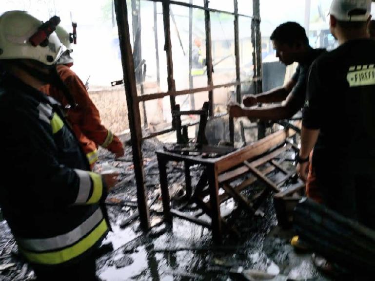 Kondisi salah satu kedai yang terbakar setelah dipadamkan Damkar di Pasar Kuliner Padangpanjang, Jumat pagi (27/10). (Dok : Istimewa)