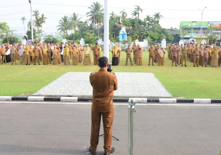 Penjabat (Pj) Wali Kota Pariaman, Roberia, untuk pertama kalinya pimpin apel ASN di lingkup Balaikota Pariaman, Senin pagi (16/10).  (Dok : Istimewa)