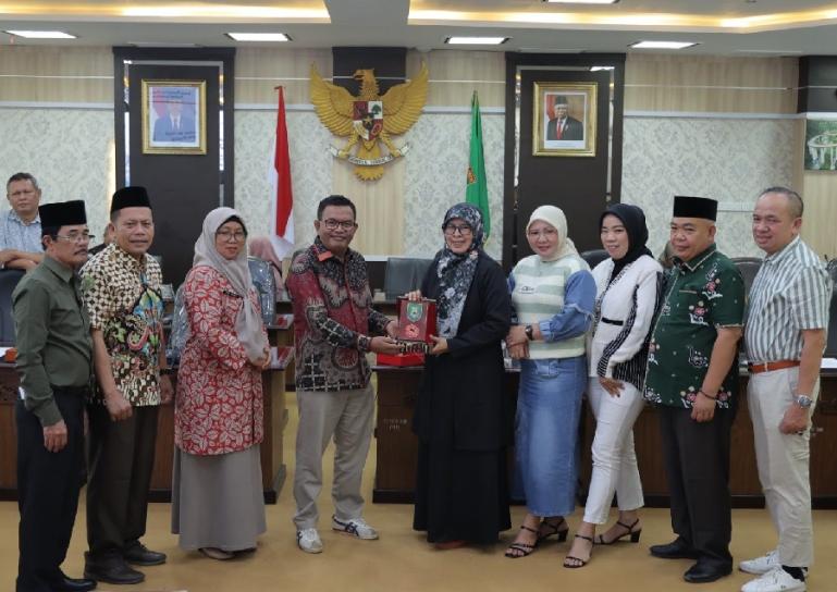Anggota Komisi II DPRD Sumbar, Samsul Bahri menerima kunjungan anggota DPRD Bengkulu, Kamis siang (26/10). (Dok : Istimewa)