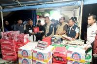 Kabid Linjamsos Dinsos Sumbar, Andri Yunidal serahkan bantuan kepada korban yang rumahnya terbakar di Kelurahan Sigando Kecamatan Padangpanjang Timur, Jumat malam (13/10). (Dok : Istimewa)