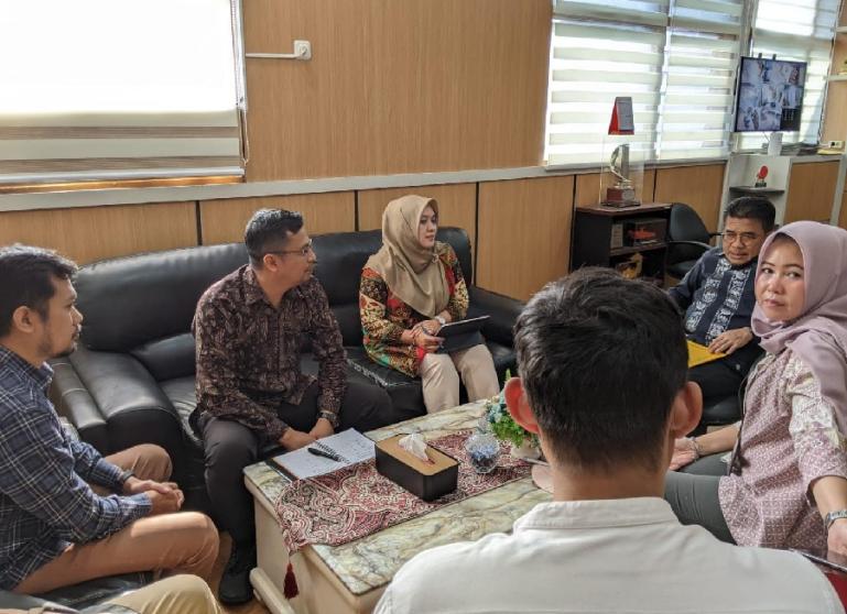 Tim KI Sumbar bersama Kepala DPMTSP Sumbar, Adib Alfikri saat berlangsung verifikasi faktual badan publik 2023, Jumat (27/10). (Dok : Istimewa)