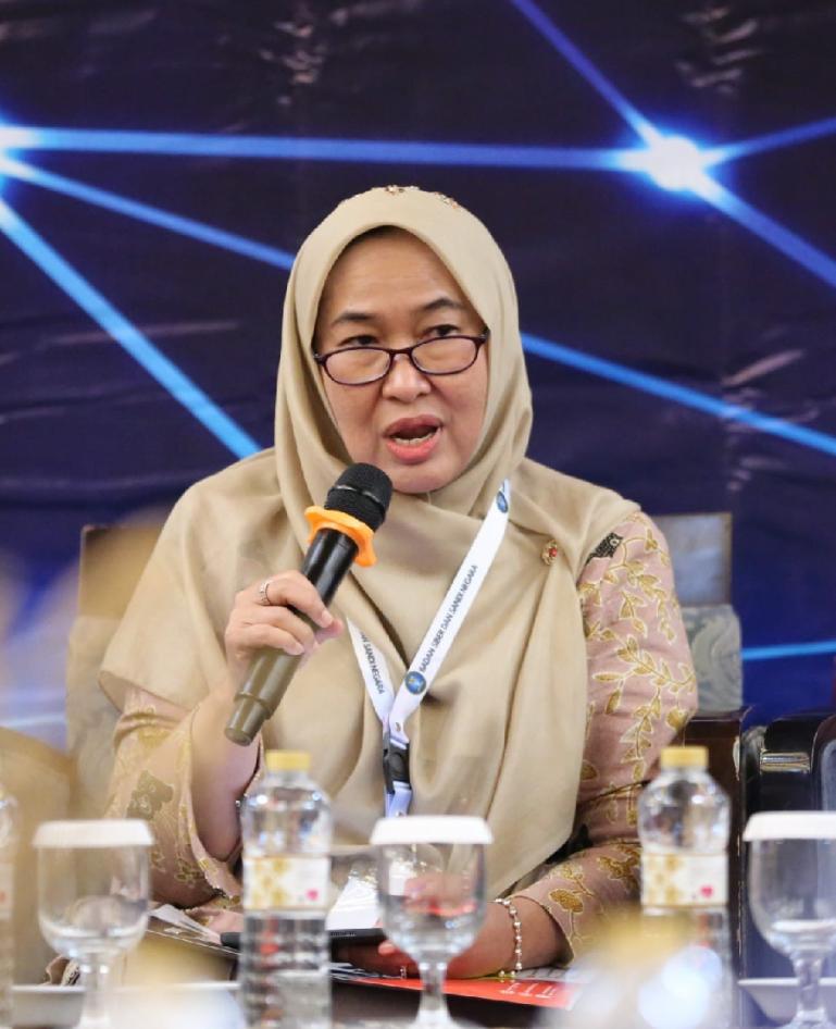 Kepala Dinas Kominfotik Sumbar, Siti Aisyah. (Dok : Istimewa)