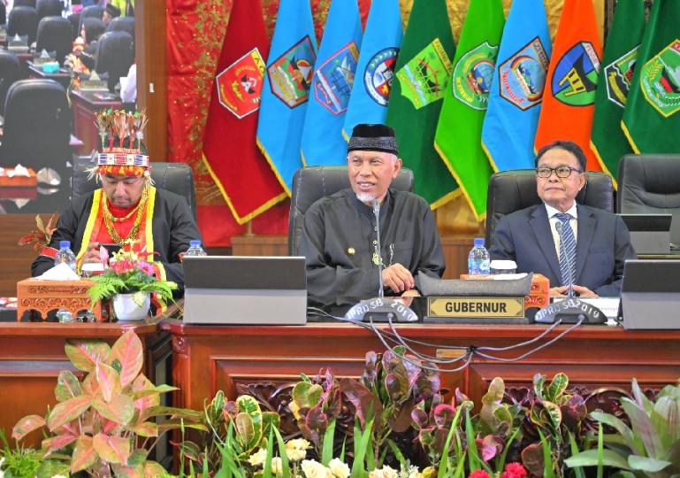 Gubernur Mahyeldi Ansharullah bersama Wakil Gubernur Audy Joinaldy dan guru besar tetap IPDN, Djohermansyah Djohan pada sidang paripurna istimewa DPRD Sumbar dalam memperingati HUT Sumbar ke 78 tahun, Minggu (1/10). (Dok : Istimewa)