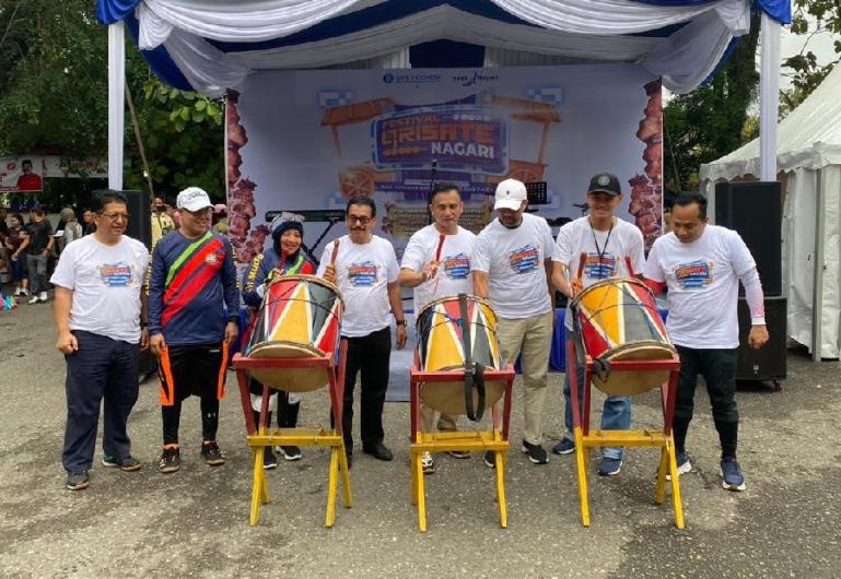 Prosesi penabuhan gendang pertanda diresmikannya Festival QRISATE Nagari di Lapangan Parkir Barat GOR H Agus Salim Padang, Minggu (22/10). (Dok : Istimewa)
