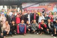 Ketua Umum PB Lemkari Leonardy Harmainy, Dt Bandaro Basa bersama sejumlah atlet Karate pada sebuah kesempatan. (Dok : Istimewa)