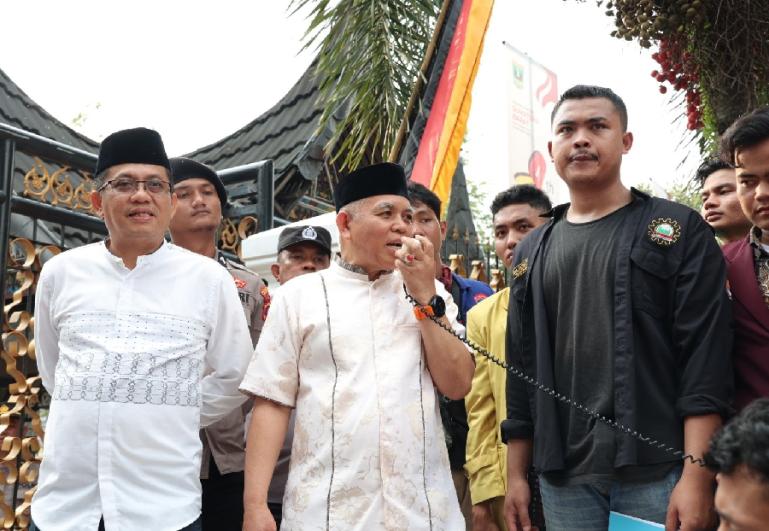 Dua orang anggota DPRD Sumbar yakni  Nurfirmanwansyah dan Evi Yandri saat menemui para mahasiswa yang gelar aksi di DPRD Sumbar, Jumat siang (27/10). (Dok : Istimewa)