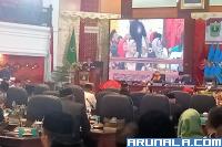 Guru Besar IPDN, Djohermansyah Djohan sampaikan paparannya dalam rapat paripurna istimewa DPRD Sumbar dalam rangkai peringatan HUT Sumbar ke 78 tahun, Minggu (1/10). (Foto : Arzil)