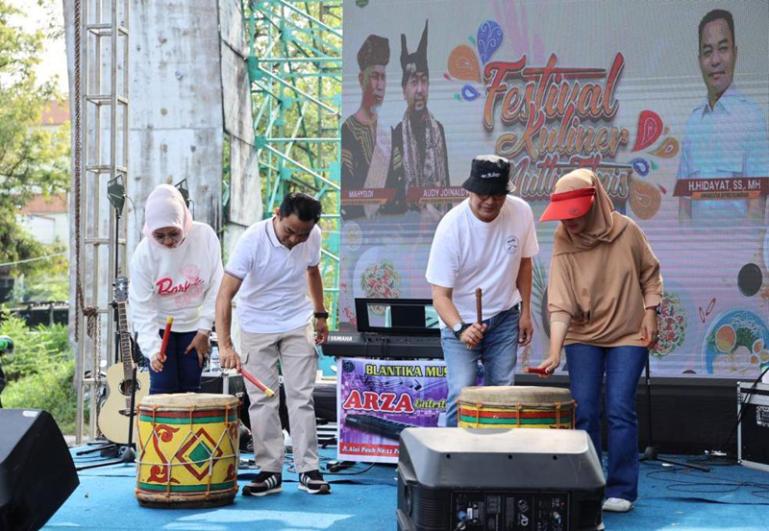 Anggota DPRD Sumbar Hidayat bersama Kepala Dinas Pariwisata, Luhur Budianda memukul gendang saat membuka Festival Kuliner Multi Etnis di kawasan GOR Haji Agus Salim Padang, Minggu (29/10). (Dok : Istimewa)
