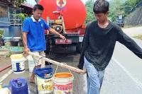 Pihak BPBD Kota Padang tengah menyuplai air bersih kepada masyarakat terdampak kekeringan, Kamis (19/10). (Foto : Derizon)