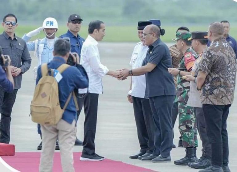 Ketua DPRD Sumbar Supardi, SH menyambut kedatangan Presiden Republik Indonesia Joko Widodo di Bandara Internasional Minangkabau, Rabu (25/10). (Dok : Istimewa)