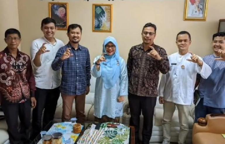 Tim KI Sumbar bersama Kabiro Perekonomian Setprov Sumbar, Ria Wijayanti setelah verifikasi faktual di biro tersebut, Jumat (27/10). (Dok : Istimewa)